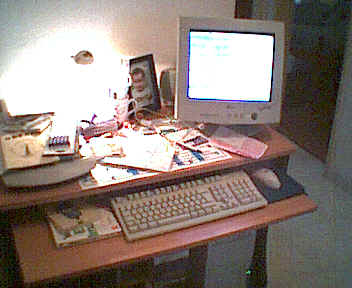Imagem do local (mesa de trabalho) onde este site foi criado e  actualmente trabalhado pelo autor